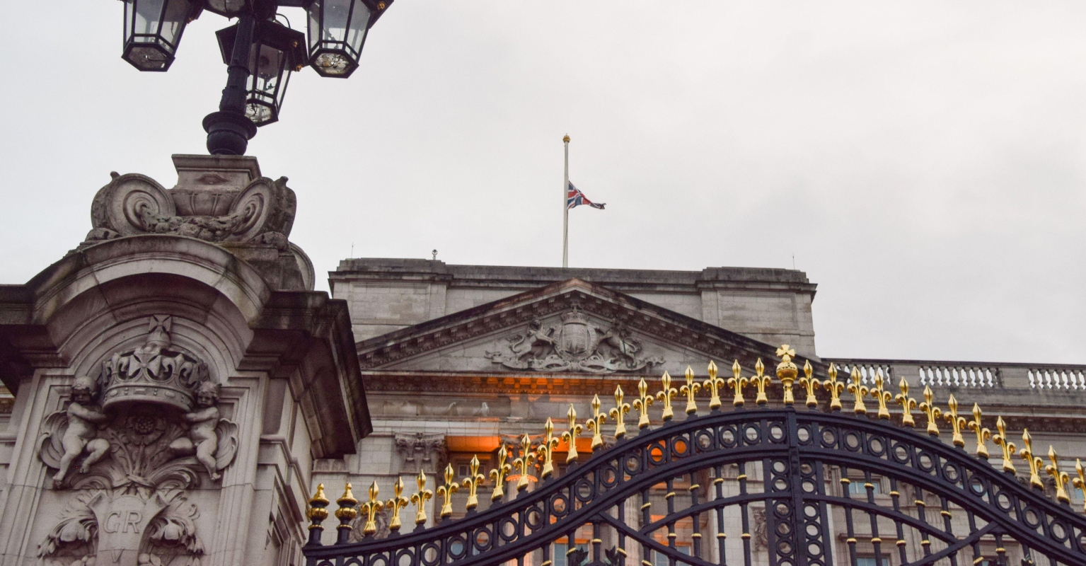 King Charles III arrives at Buckingham Palace to chants of 'Long live the king!'