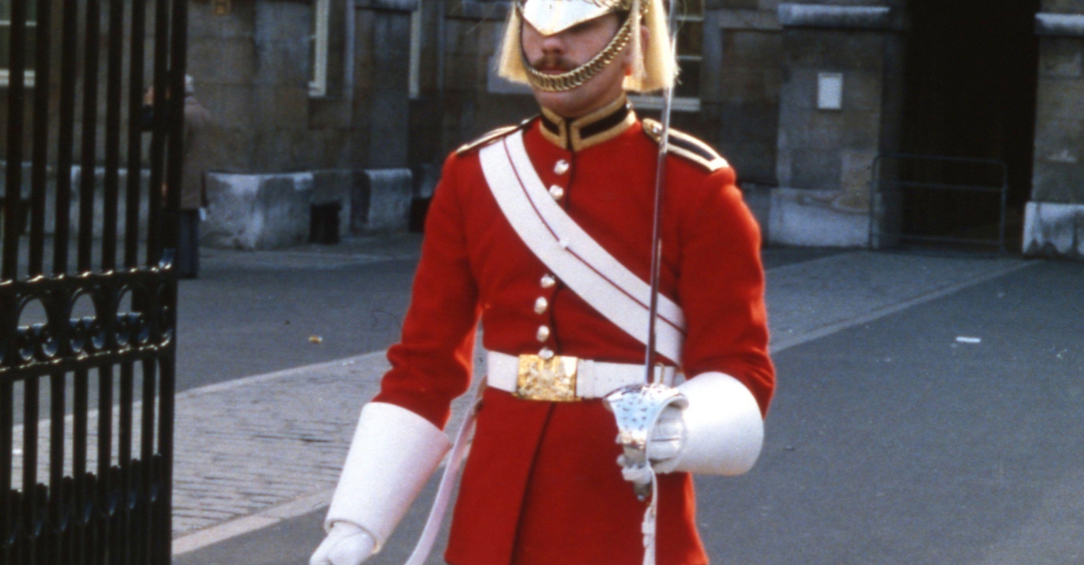 King's Guard has little girl running away in terror after shouting 'stand clear'