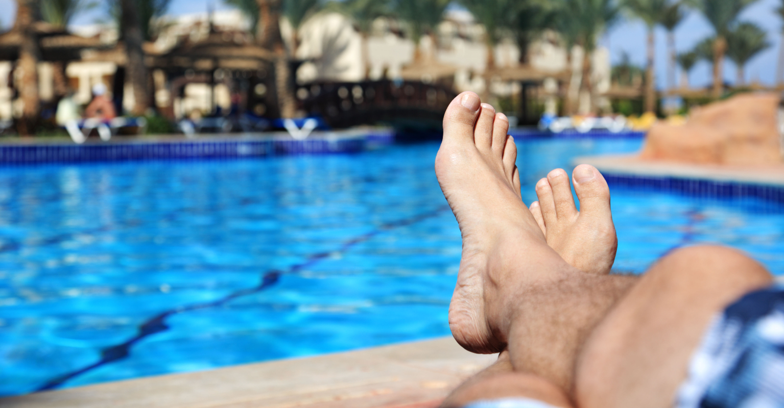 Man randomly bumps into his doppelgänger while in the pool on vacation