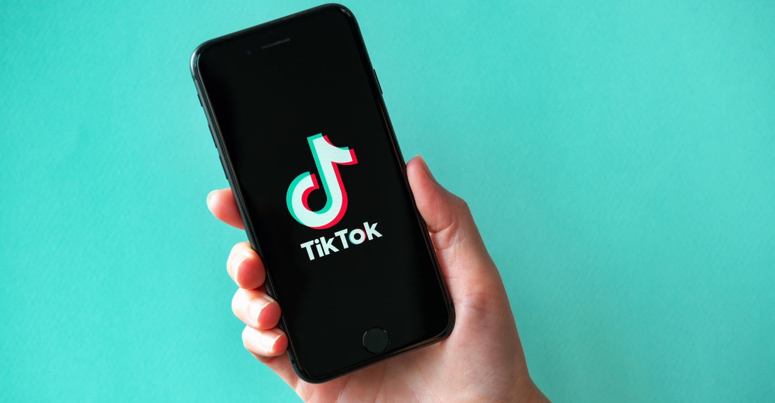 Influencer refuses to talk to his own family because they're not famous