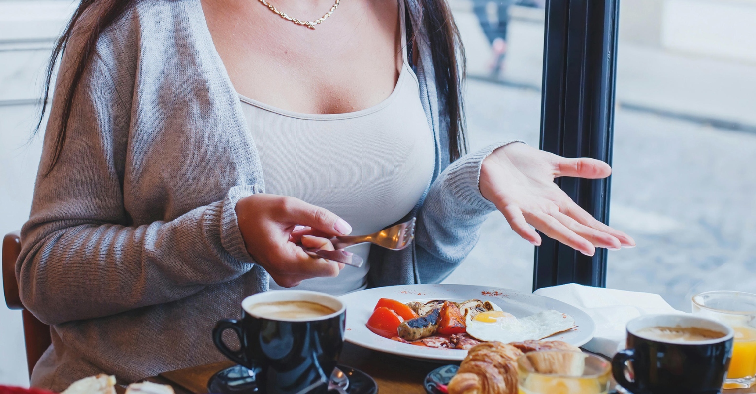Woman reveals upscale restaurant made her cover her revealing outfit with a scarf
