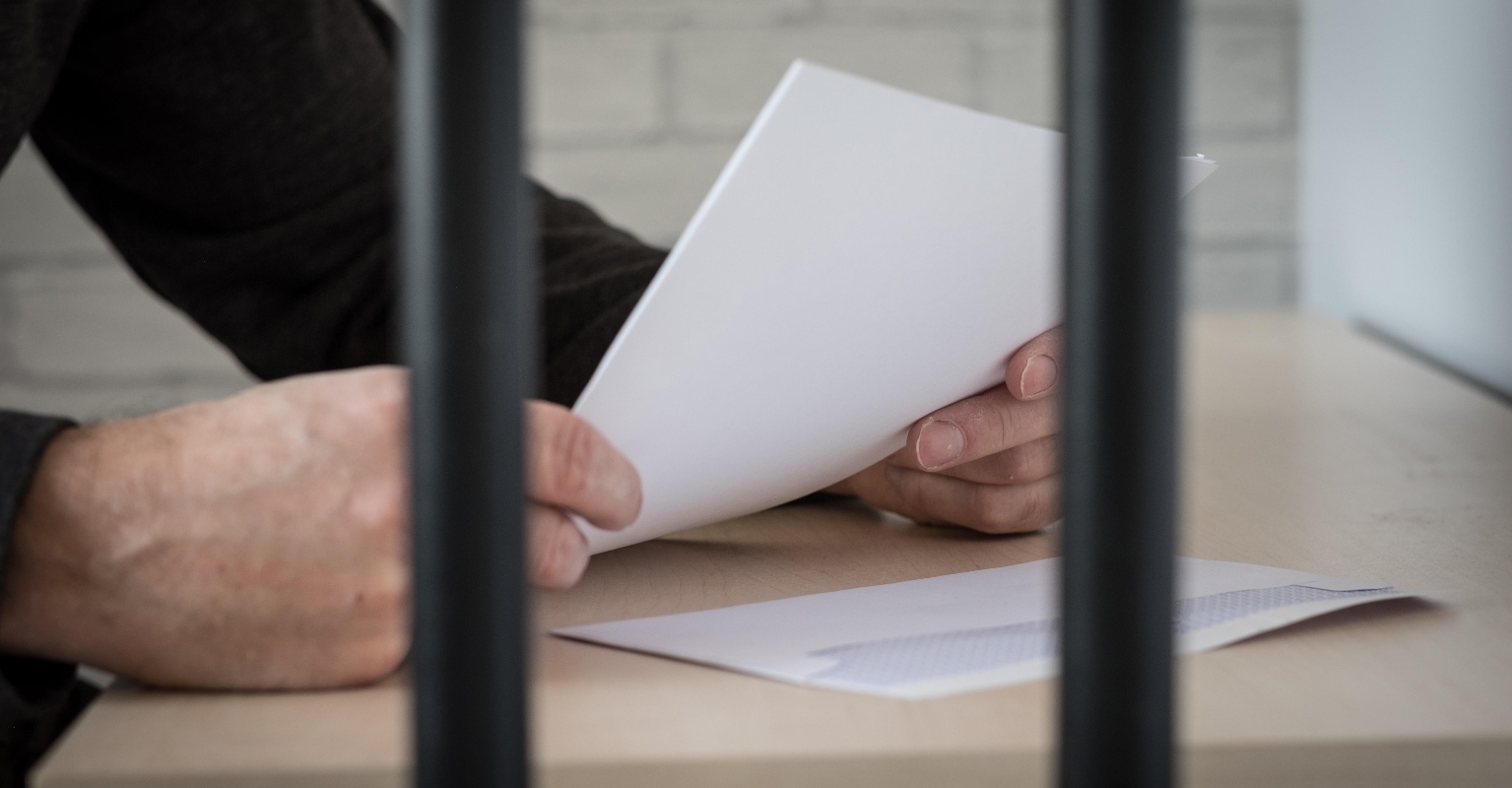 Daughter shares disturbing letters serial killer father sends her from jail