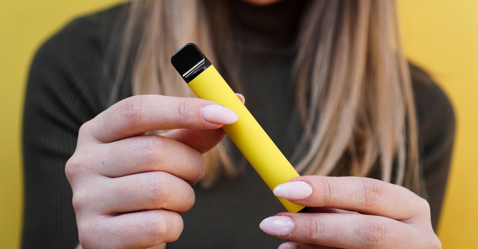 Dentist shows the effects using disposable vapes can have on your teeth