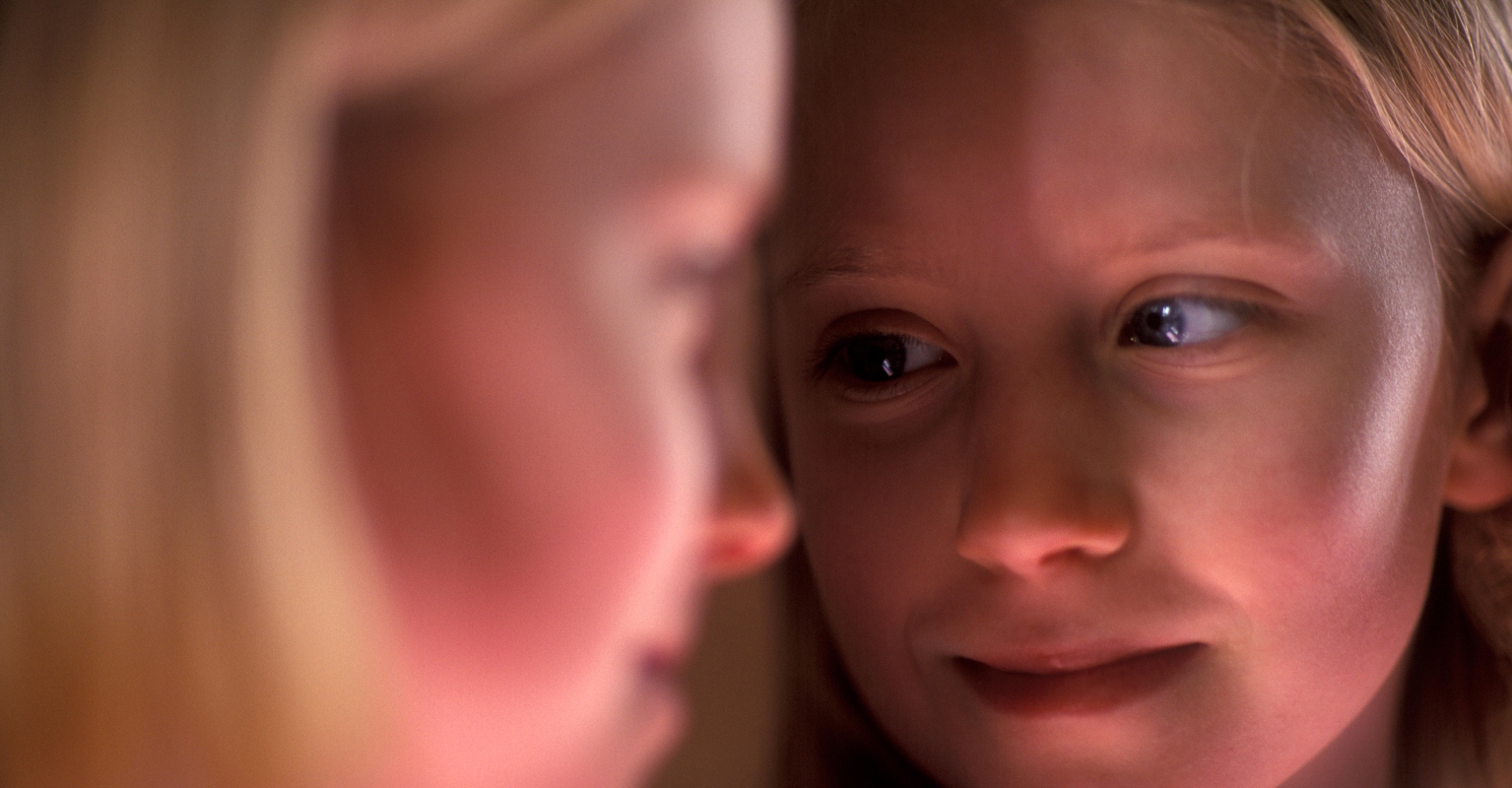 People are having a hard time figuring out how many girls are in this photo