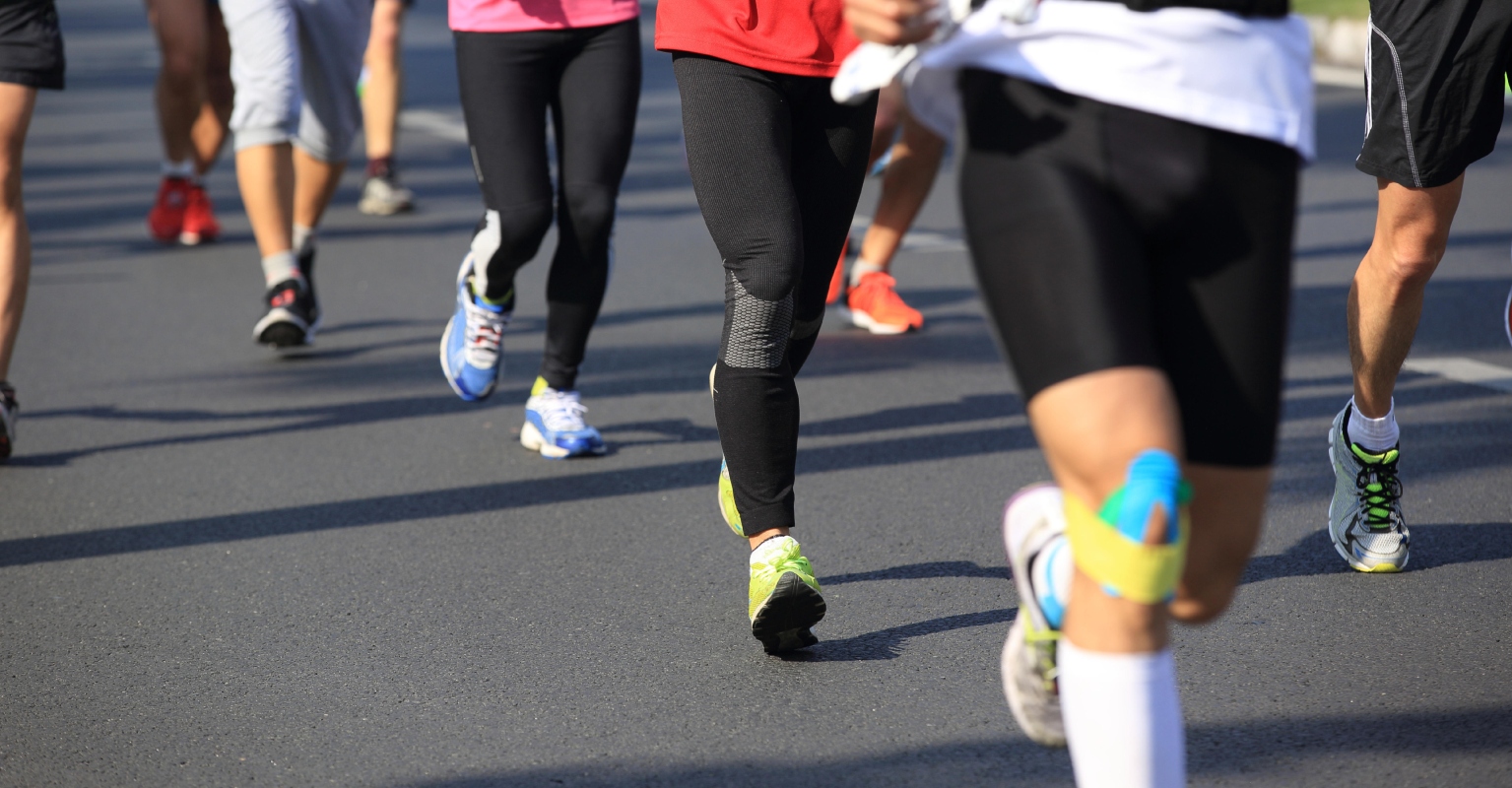 Man runs whole marathon chain smoking cigarettes