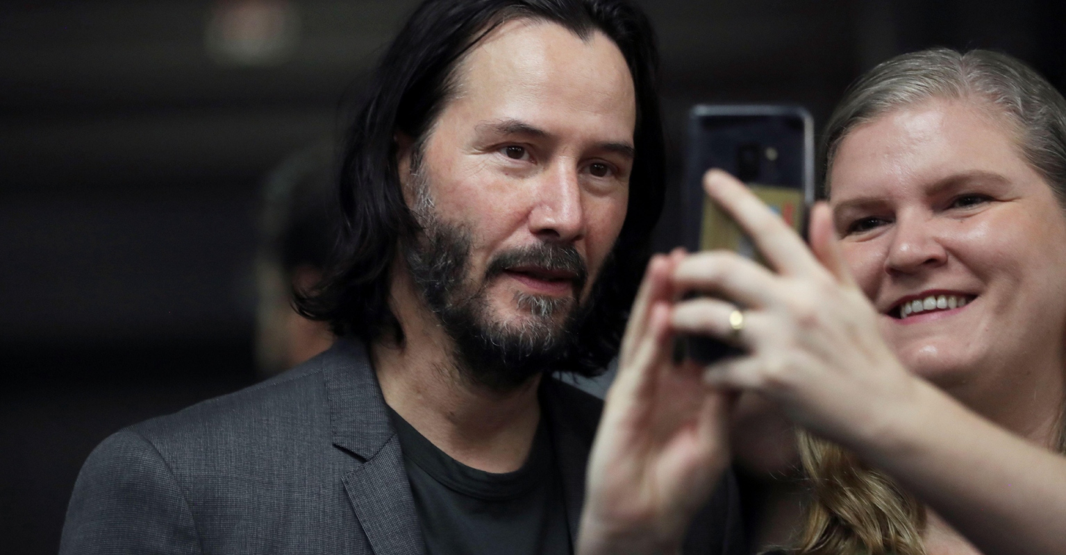 Fans praise 'respectful king' Keanu Reeves after noticing he doesn't touch fans in photos