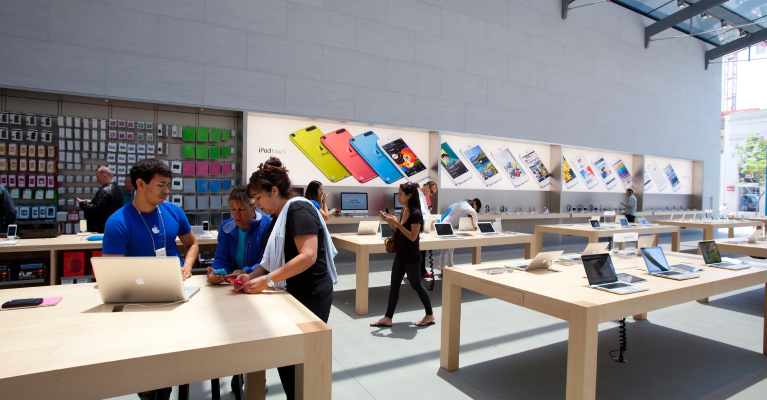 Apple store staff praised for how they handled thieves stealing devices in broad daylight
