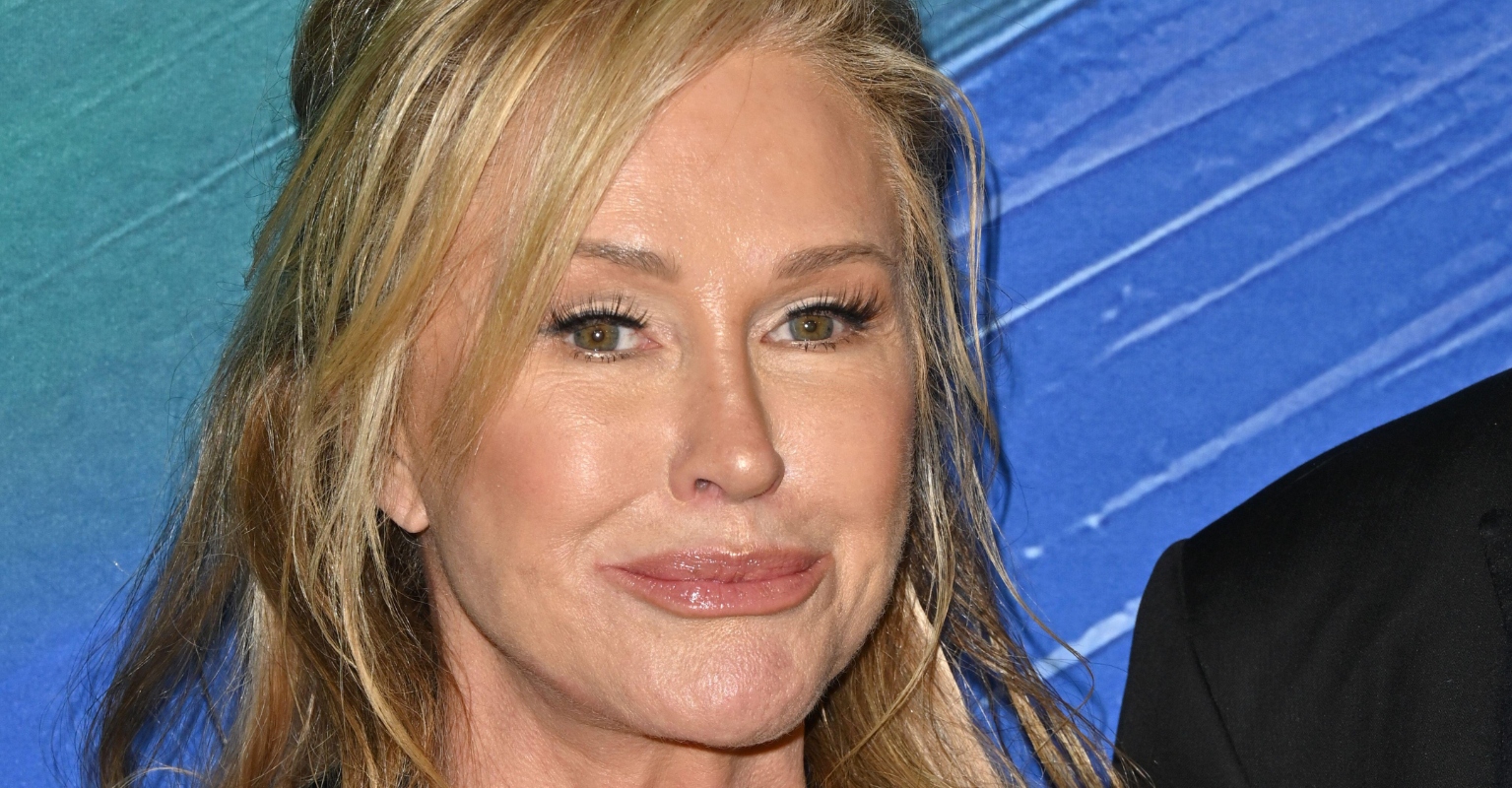 Kathy Hilton applied lip gloss on stage during Mariska Hargitay's award acceptance speech