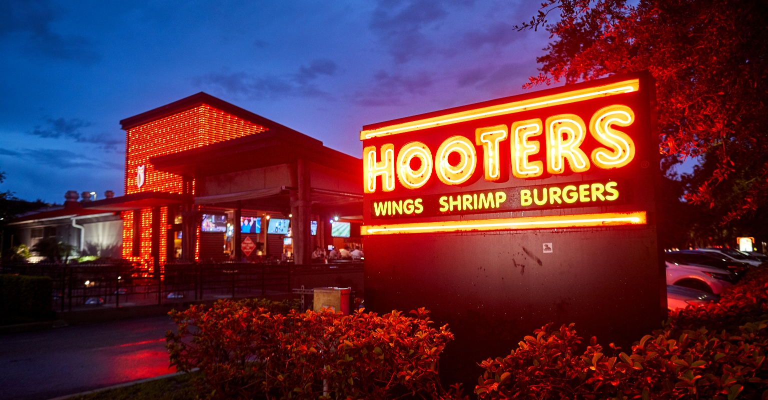 Hooters waitress shares how much she makes in just one week