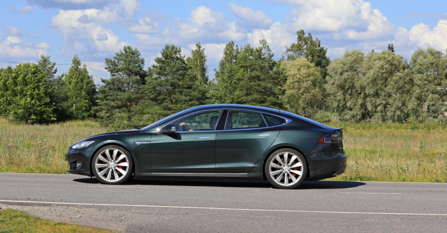 Man arrested for attempted murder after Tesla plunges 250 feet over cliff