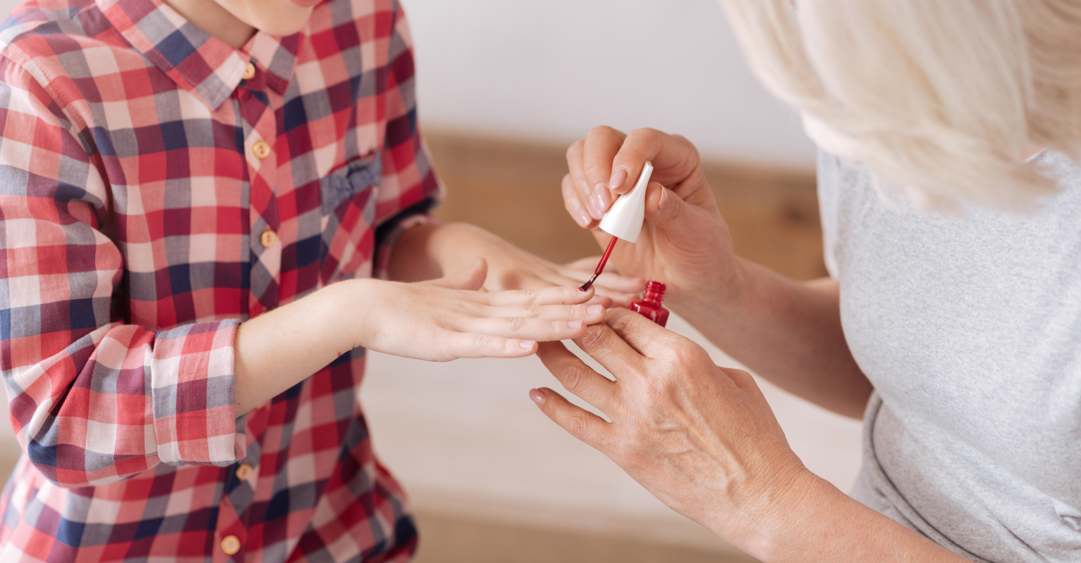 Dad takes young son for a manicure after teacher says it's 'only for girls'