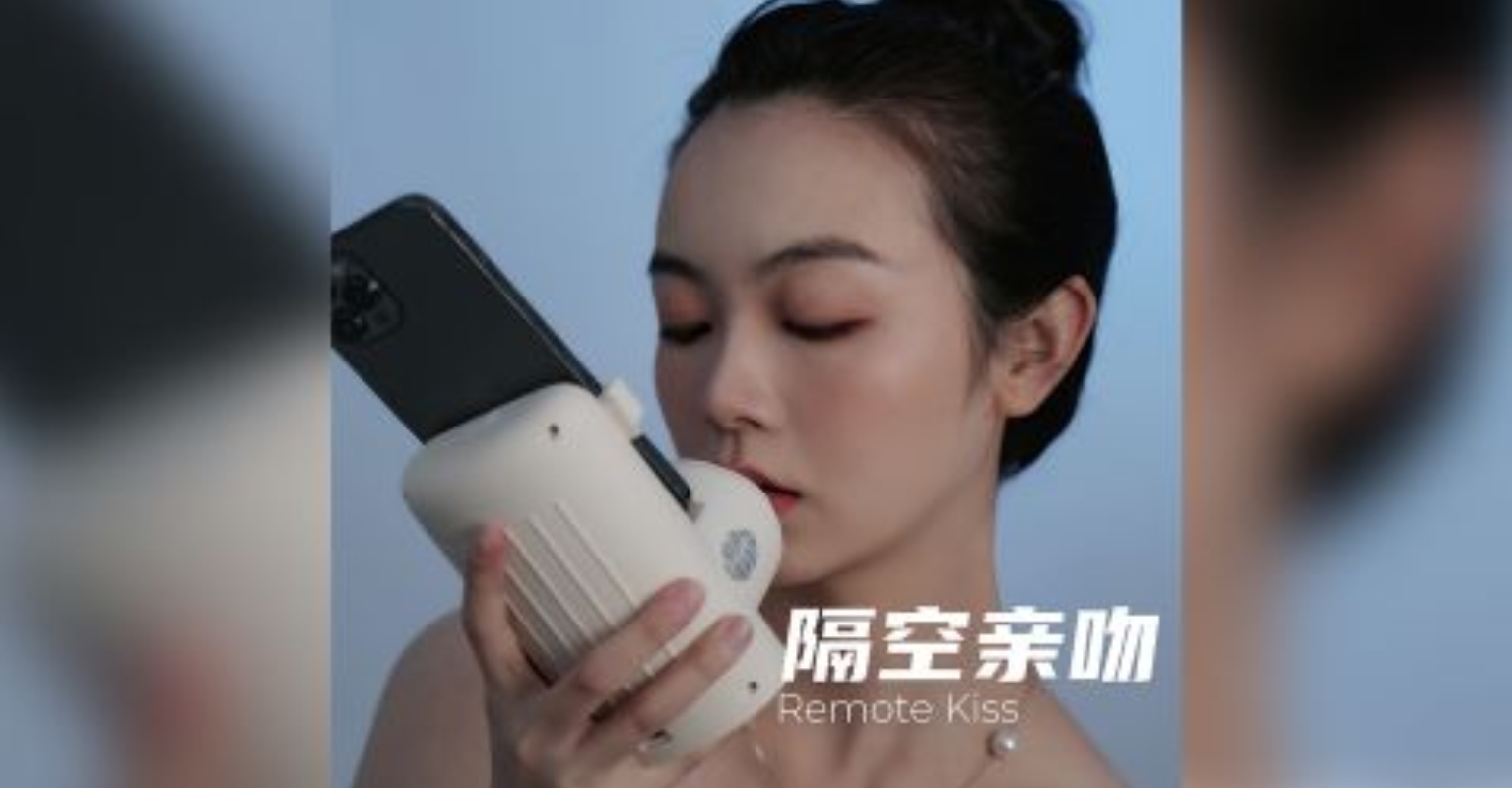 Chinese kissing device lets long-distance couples kiss over the internet