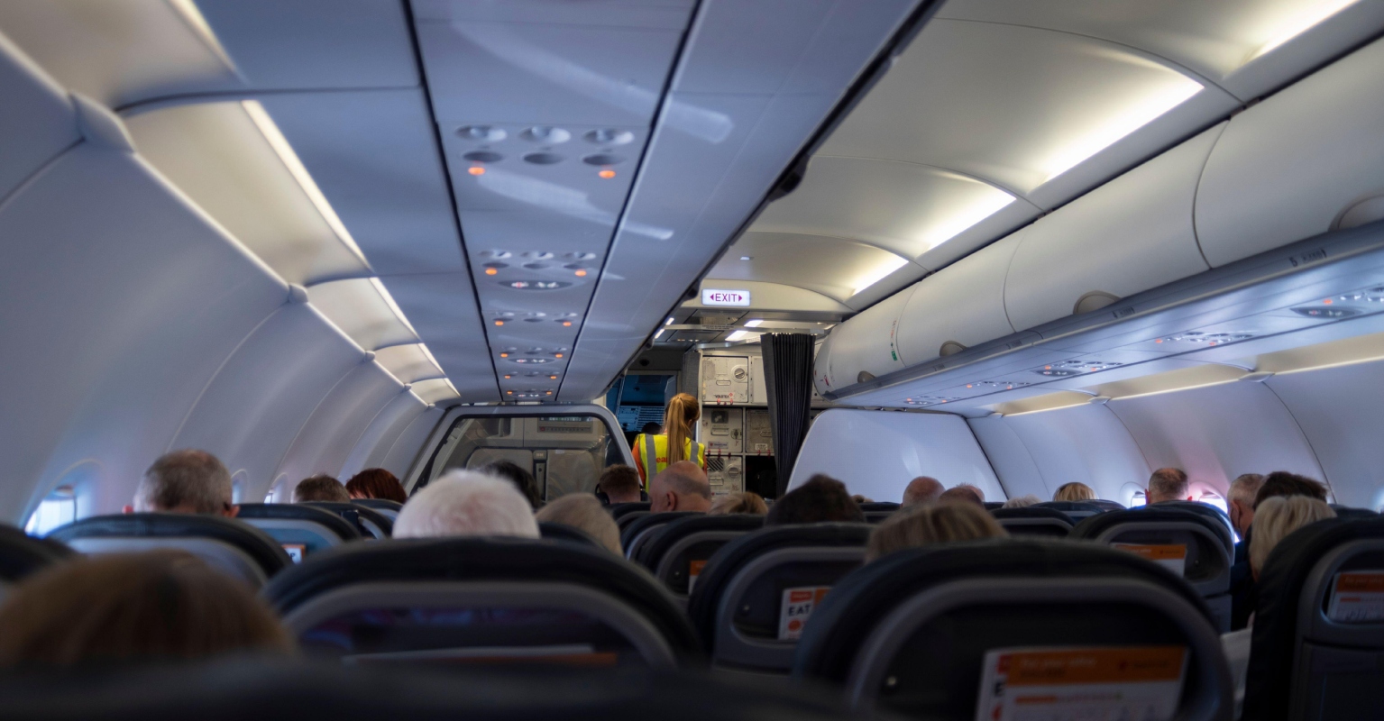 Woman slams man sitting next to her on flight for digging into stack of ribs mid-air