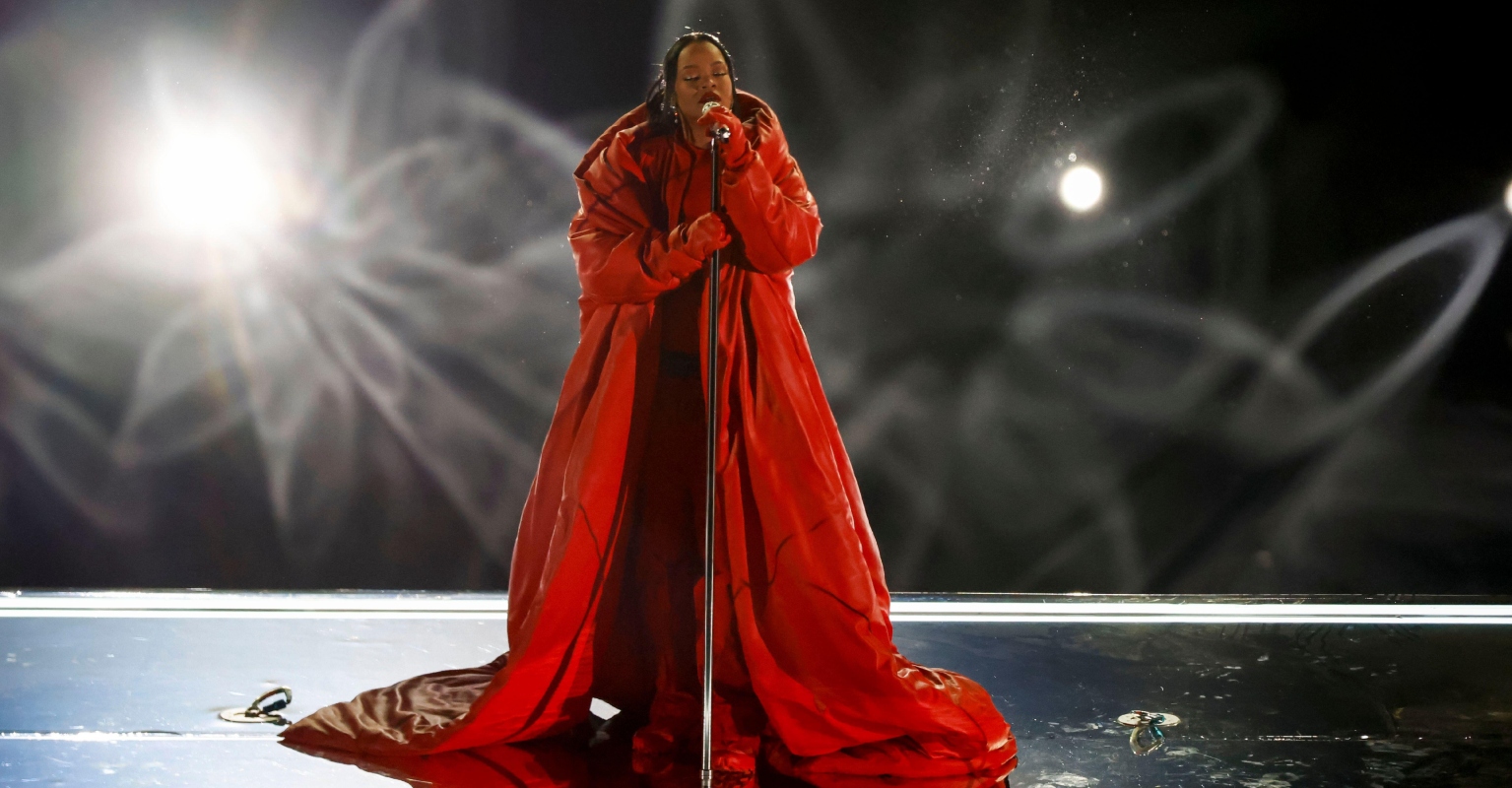 People think Rihanna made the 'Illuminati sign' and TV censored it during Super Bowl performance
