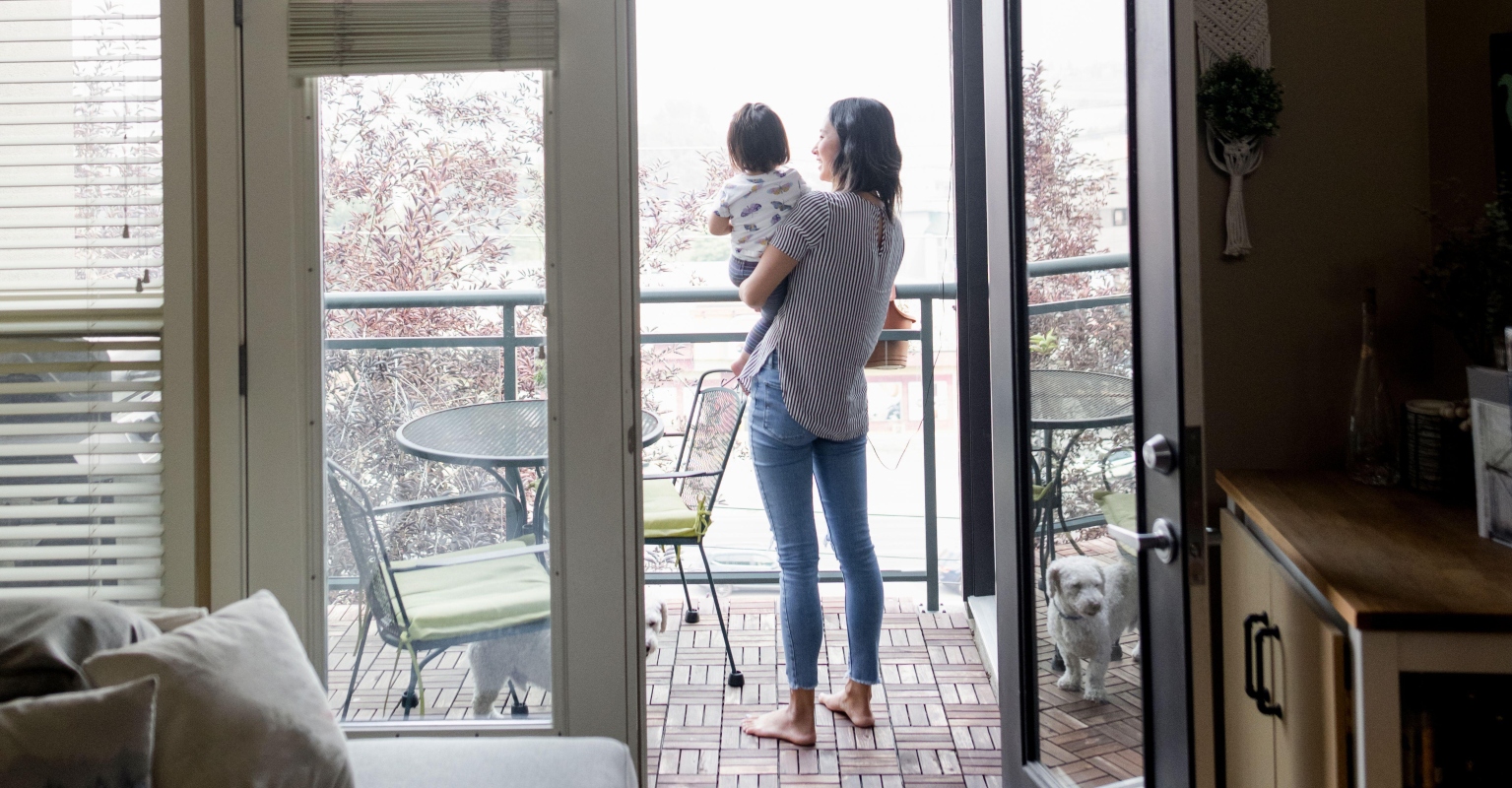 Influencer faces backlash for posing with baby near 'dangerous' balcony edge