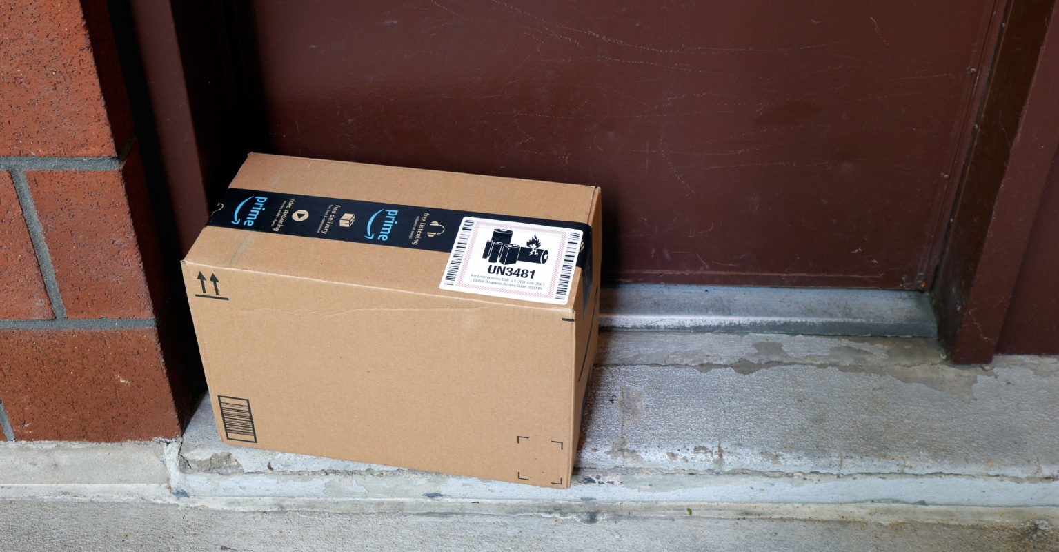 Amazon delivery man walks through police stand off to deliver parcel