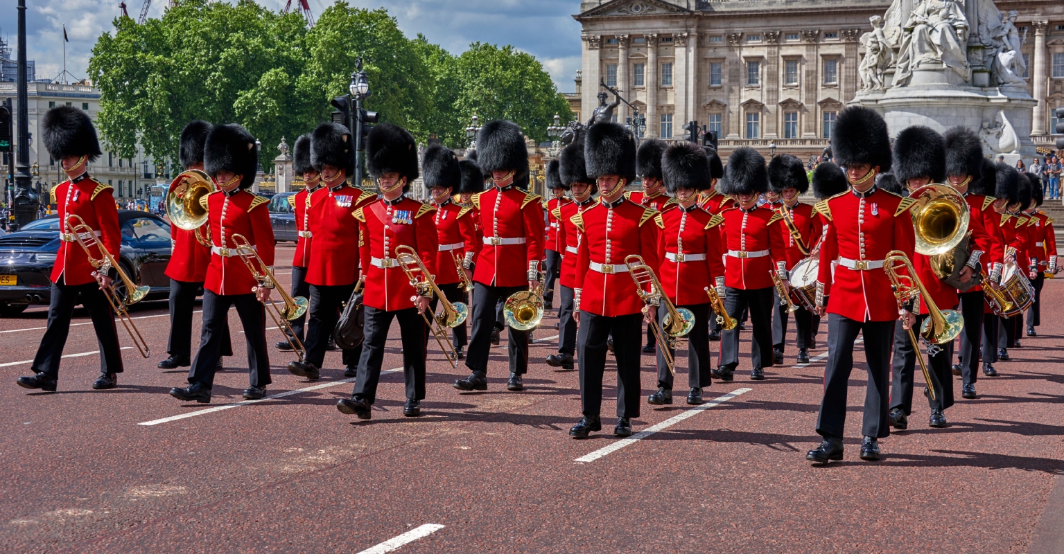 King's Guard screams in terrified woman's face accusing her of touching him