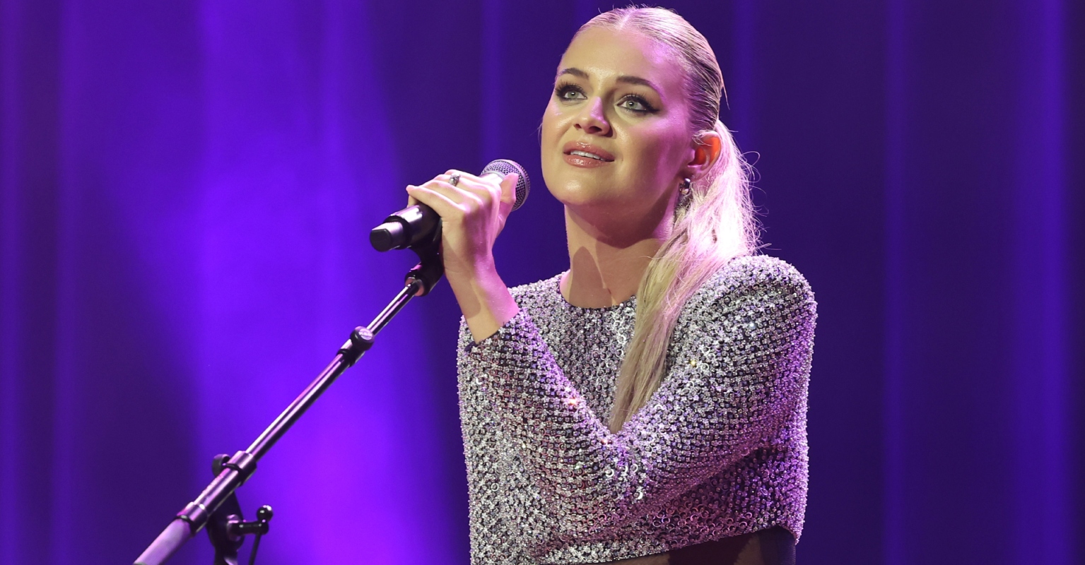 Kelsea Ballerini begs fans not to throw things on stage after being hit in the face by object