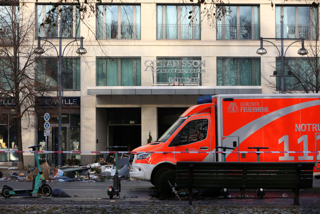 Huge Aquarium Containing 1,500 Tropical Fish Explodes In Hotel Lobby