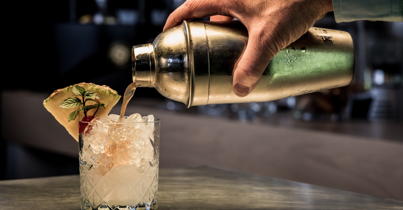 Bartender shows how they secretly cut off people who’ve had enough to drink
