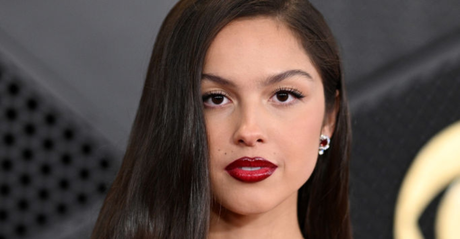 Olivia Rodrigo praised after handing out Plan B during her concert