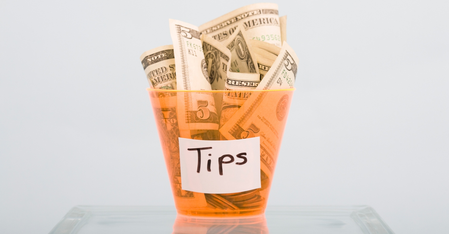 Manager divides internet as he 'refuses to let diners leave' without tipping their waitress