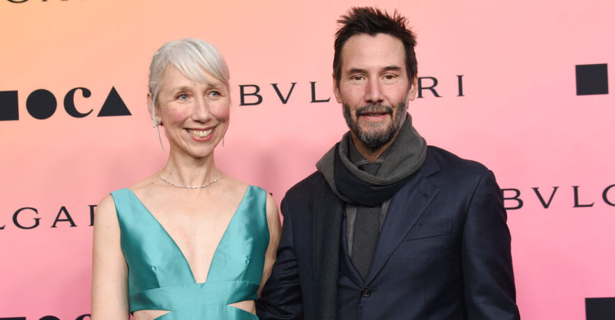 Fans spot unusual detail in photo of Keanu Reeves kissing his girlfriend